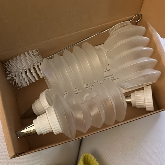 THE PAMPERED CHEF | brand new Decorator Bottle brush set - Picture 4 of 5